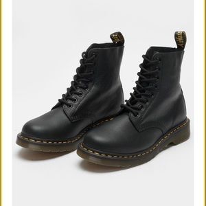 DR. MARTENS 1460 Pascal Virginia Leather Womens Boots
